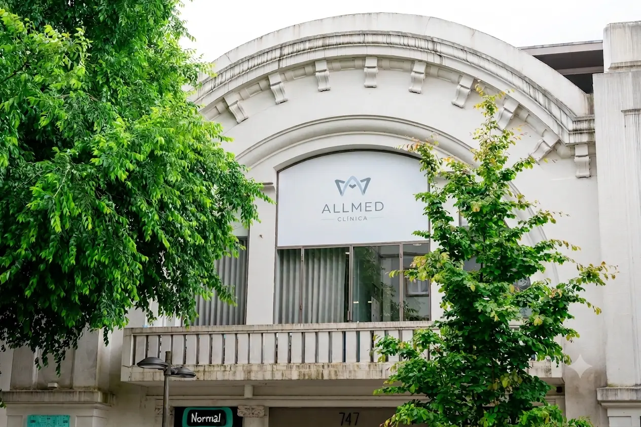 Interior moderno da clínica AllMed em Braga